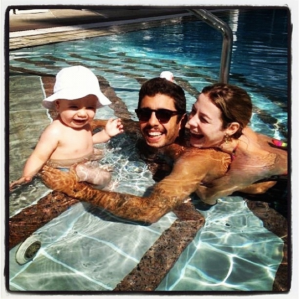 Pedro Scooby, marido de Luana Piovani, publicou no Instagram, nesta sexta-feira (23), uma foto ao lado da atriz e do filho do casal, Dom, dentro de uma piscina. Na descrição da foto, o surfista escreveu: "Família"