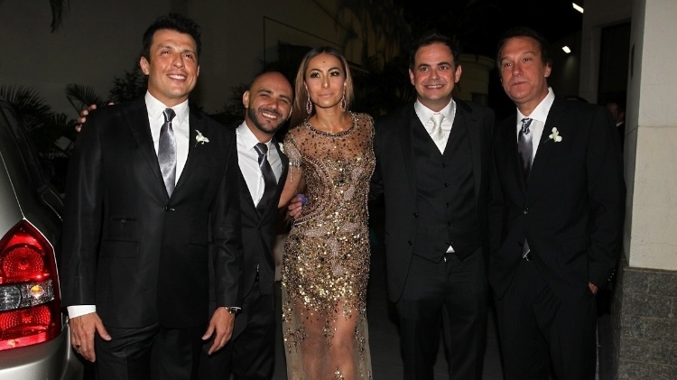 Wellington Muniz, Daniel Peixoto, Sabrina Sato, o noivo Márvio Lúcio e Emílio Surita no casamento de Carioca e Paola Machado
