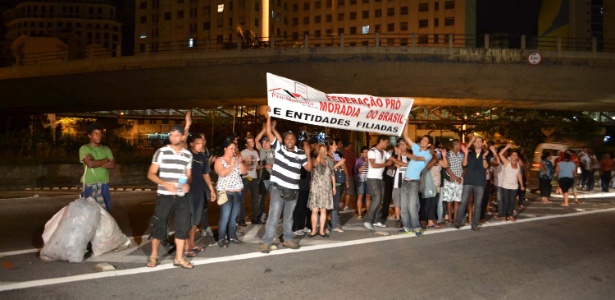 Sem-teto protestam no centro de São Paulo após quatro integrantes do movimento serem baleados