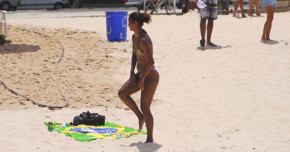 24.nov.2012 - Banhista aproveita dia de sol na praia de Copacabana, no Rio de Janeiro