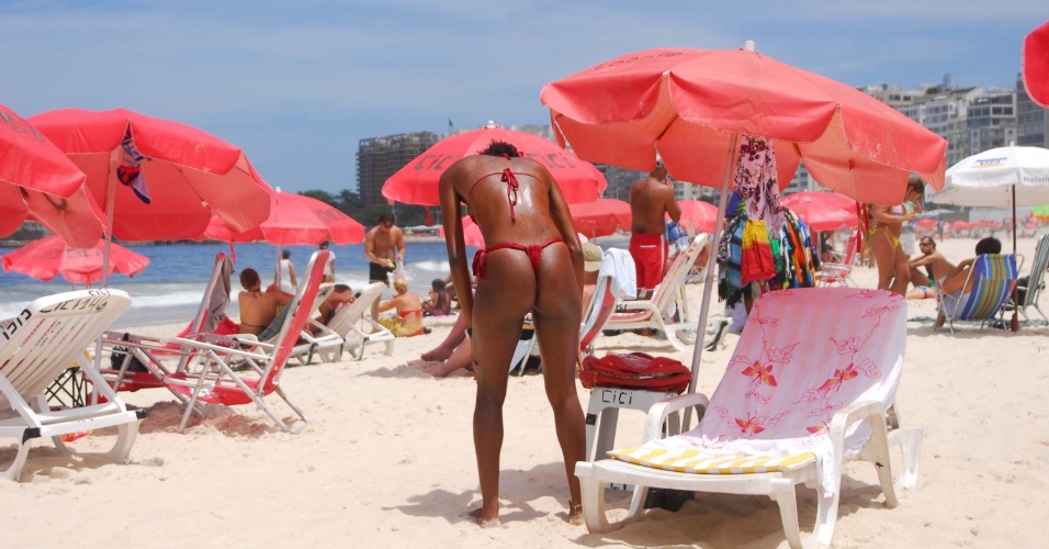 24.nov.2012 - Banhista aproveita dia de sol na praia de Copacabana, no Rio de Janeiro