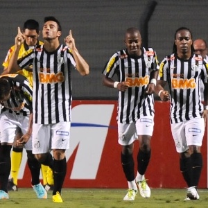 Felipe Anderson, à esquerda, comemora gol marcado pelo Santos diante do Corinthians - Junior Lago/UOL