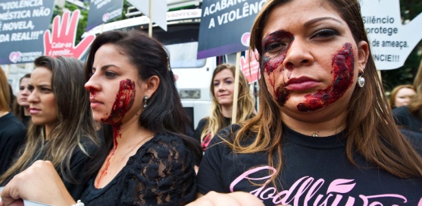 Manifestantes pedem o fim da violência contra a mulher, no centro da cidade de Porto Alegre - Vinícius Costa/Futura Press