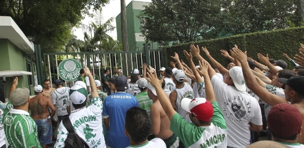 Torcedores protestam contra rebaixamento e ironizam jogadores e diretoria - Moacyr Lopes Junior/Folhapress