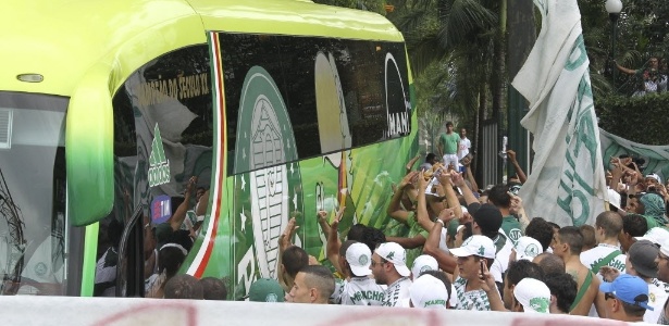 Imagem de 2012 se repetiu no último domingo, com torcedores cercando ônibus - Moacyr Lopes Junior/Folhapress
