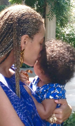Beyoncé divulga foto com a filha, Blue Ivy, em seu Tumblr. A menina é fruto de seu relacionamento com o rapper Jay-Z (24/11/12)