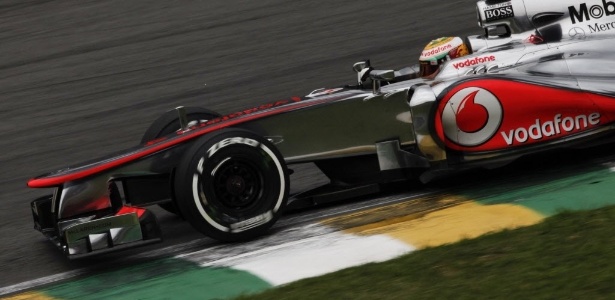 Lewis Hamilton acelera em Interlagos durante treinos de sábado para o GP do Brasil - Nacho Doce/Reuters