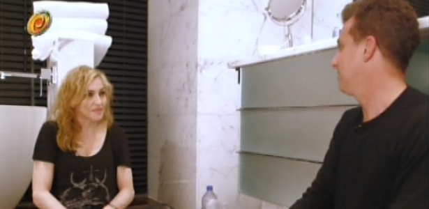 Luciano Huck entrevista Madonna no banheiro da cantora em Miami (20/11/12) - Reprodução/TV Globo