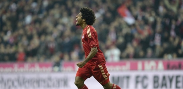 O zagueiro brasileiro Dante comemora seu gol na goleada por 5 a 0 sobre o Hannover - AFP PHOTO / CHRISTOF STACHE
