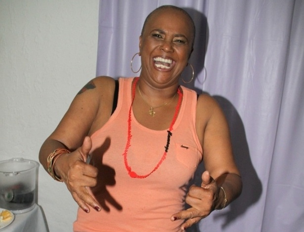Sandra de Sá sorri para fotos após show no morro do Vidigal, Rio de Janeiro (23/11/12)