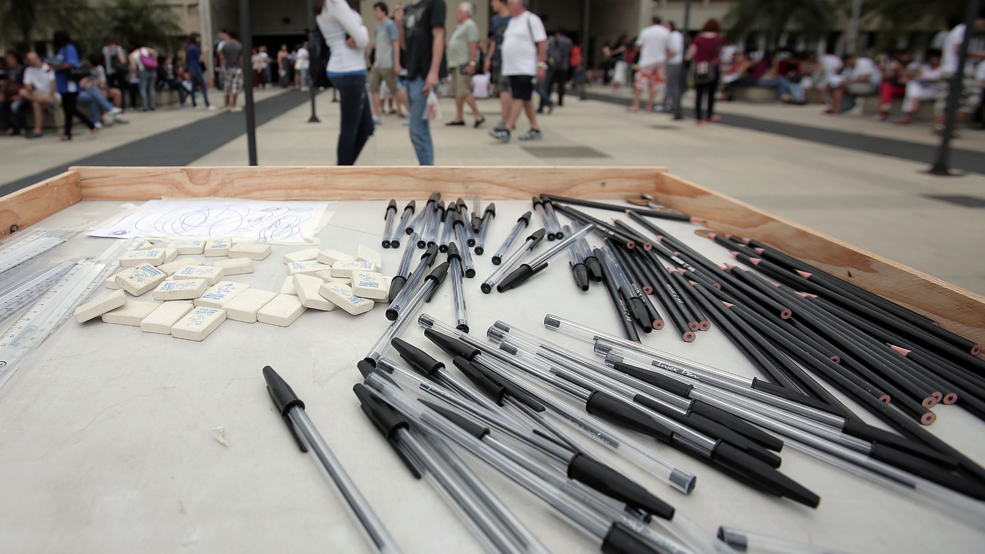 25.nov.2012 - Estudantes aguardam início da primeira fase da Fuvest 2013; os candidatos fazem neste domingo (25)  90 questões de múltipla escolha, com o conteúdo das disciplinas do núcleo comum obrigatório do ensino médio: português, história, geografia, matemática, física, química, biologia, inglês, e algumas questões interdisciplinares. A duração da prova é de cinco horas e a caneta preta é obrigatória - Rodrigo Paiva/UOL