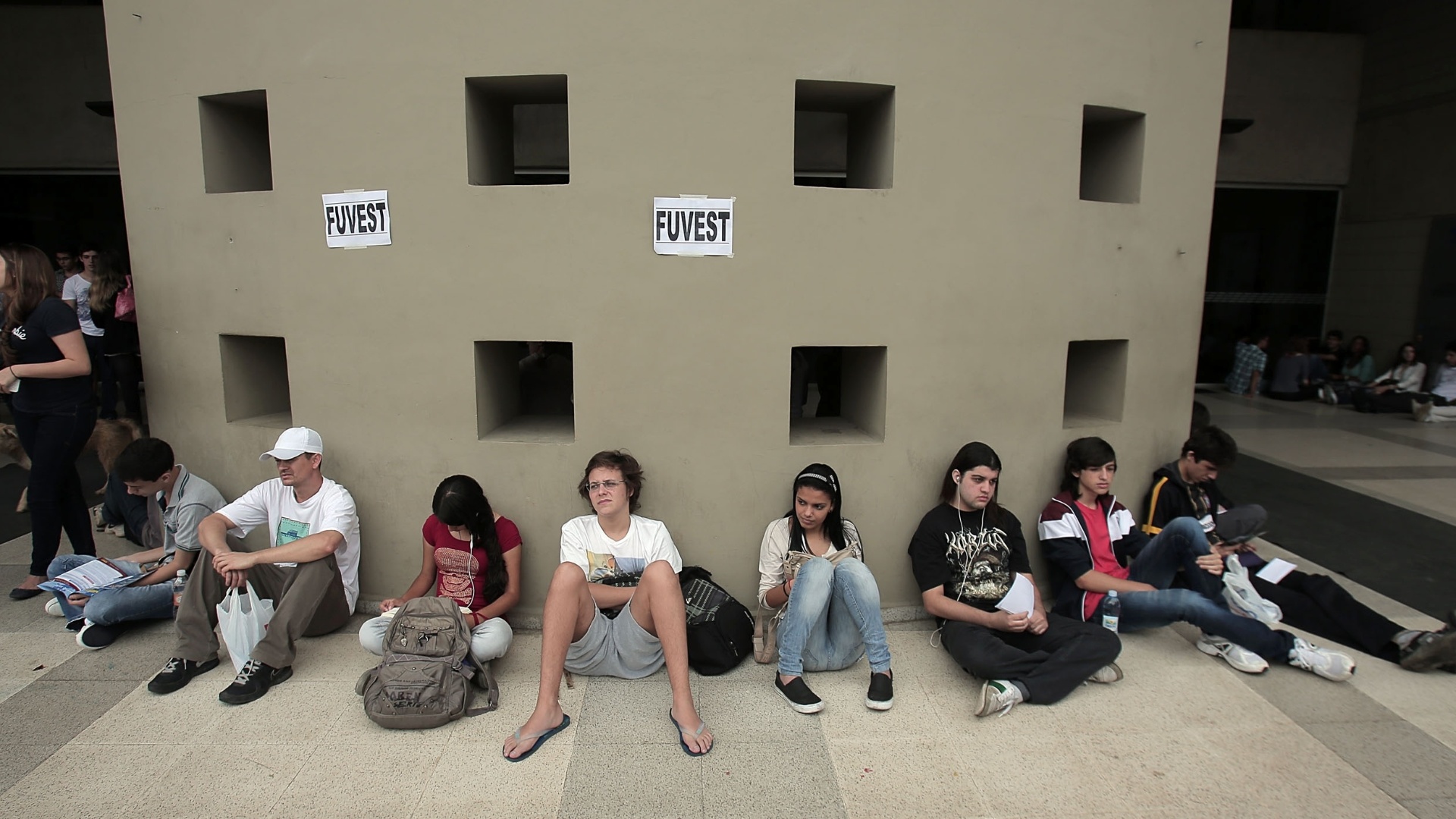 25.nov.2012 - Estudantes aguardam início da primeira fase da Fuvest 2013; os candidatos fazem neste domingo (25)  90 questões de múltipla escolha, com o conteúdo das disciplinas do núcleo comum obrigatório do ensino médio: português, história, geografia, matemática, física, química, biologia, inglês, e algumas questões interdisciplinares. A duração da prova é de cinco horas - Rodrigo Paiva/UOL