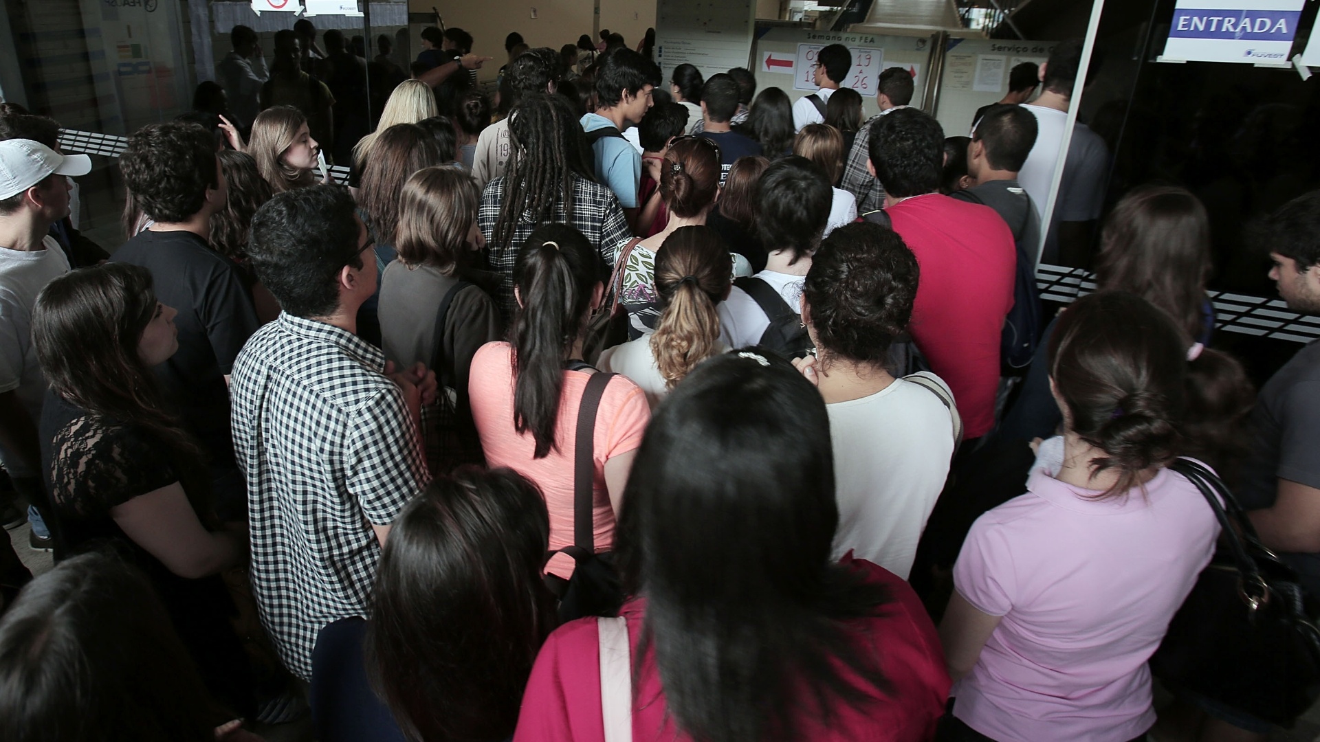 25.nov.2012 - Estudantes entram para primeira fase da Fuvest 2013; os candidatos fazem neste domingo (25)  90 questões de múltipla escolha, com o conteúdo das disciplinas do núcleo comum obrigatório do ensino médio: português, história, geografia, matemática, física, química, biologia, inglês, e algumas questões interdisciplinares. A duração da prova é de cinco horas - Rodrigo Paiva/UOL