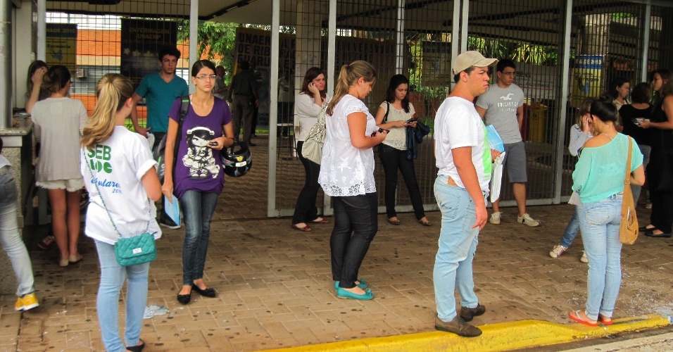 25.nov.2012 - Após a chuva que marcou o início das provas em Ribeirão Preto (SP), alunos deixam local de prova da primeira fase da Fuvest