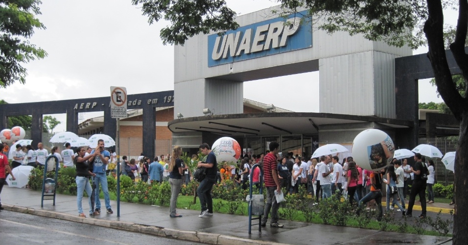 25.nov.2012 - Em Ribeirão Preto (SP), candidatos enfrentam chuva antes das provas da primeira fase da Fuvest 2013