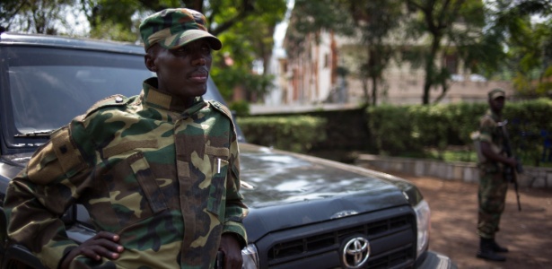 O líder do grupo rebelde M23, o brigadeiro-general  Sultani Makenga (à esq), descansa em um acampamento militar em Goma, no Congo - Phil Moore/AFP