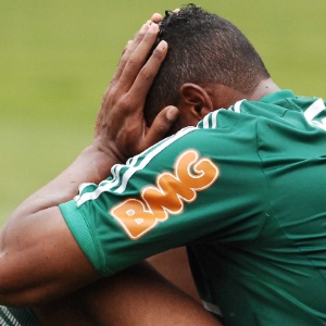 No fim de seu contrato de empréstimo, Obina sofre lesão na coxa esquerda e não pega o Santos - REINALDO CANATO/UOL
