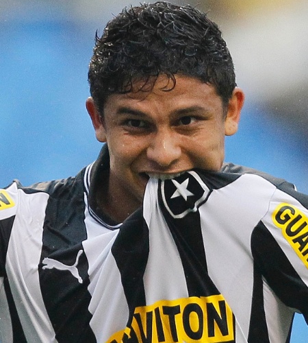 25.nov.2012-Elkeson comemora gol marcado para o Botafogo na partida contra o Atlético-MG no Engenhão