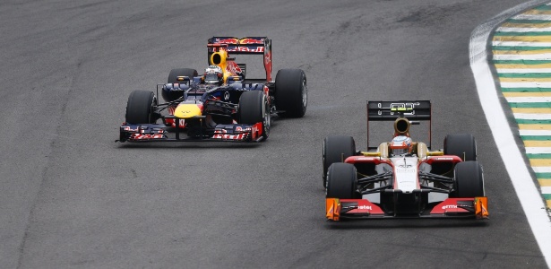 Alemão Sebastian Vettel, da Red Bull, tenta a ultrapassagem durante o GP do Brasil - Joel Silva/ Folhapress