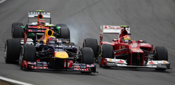 Mark Webber e Felipe Massa brigam por posição no GP do Brasil de Fórmula 1 - EFE/Sebastiao Moreira