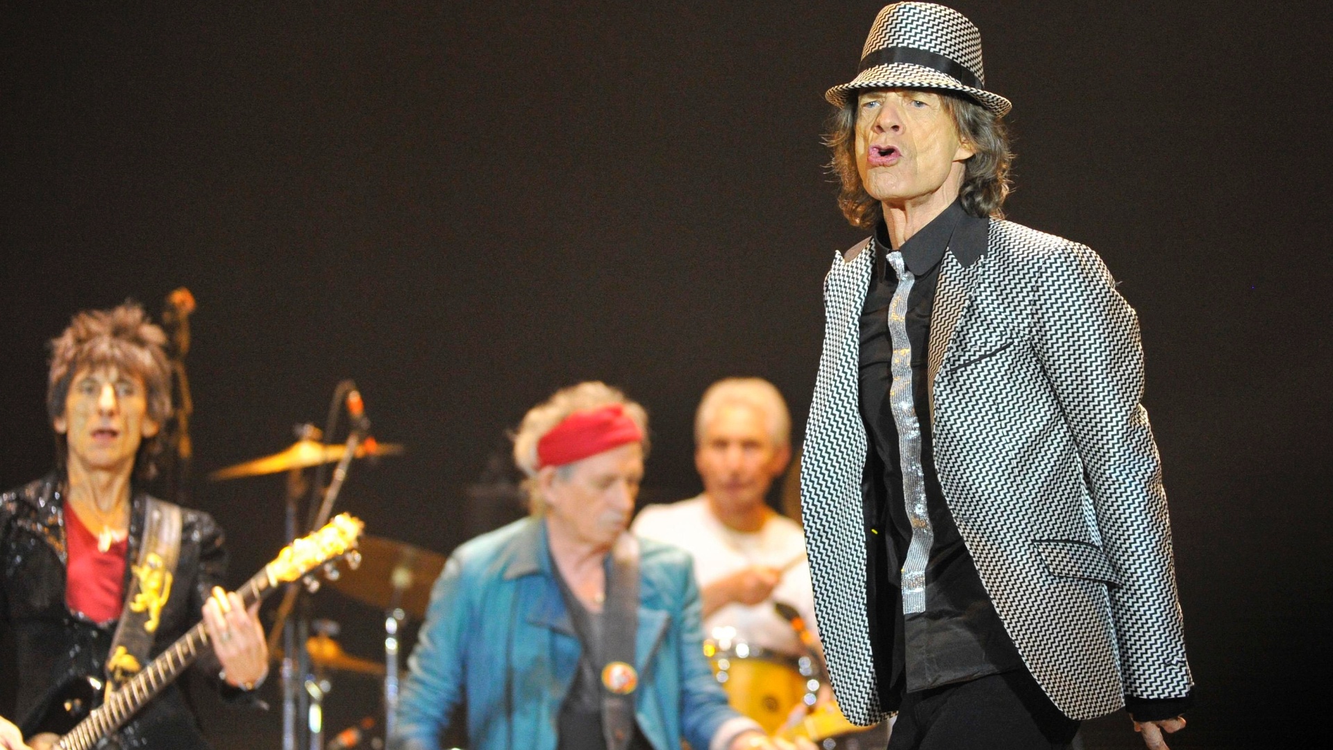 Os guitarristas Keith Richards e Ronnie Wood, o baterista Charlie Watts e o vocalista Mick Jagger se apresentam na O2 Arena em Londres (25/11/12) - Toby Melville/Reuters