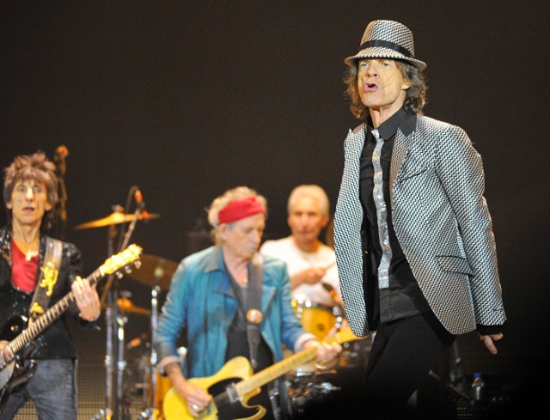 25.nov.2012 - Os guitarristas Keith Richards e Ronnie Wood, o baterista Charlie Watts e o vocalista Mick Jagger se apresentam na O2 Arena em Londres - Toby Melville/Reuters