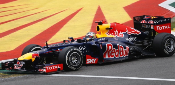 Vettel chegou a rodar na primeira volta, mas chegou em sexto e assegurou o título