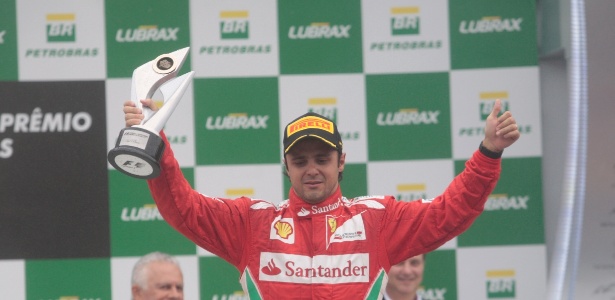 Piloto brasileiro Felipe Massa se emociona no pódio após o terceiro lugar no GP do Brasil - Joel Silva/ Folhapress