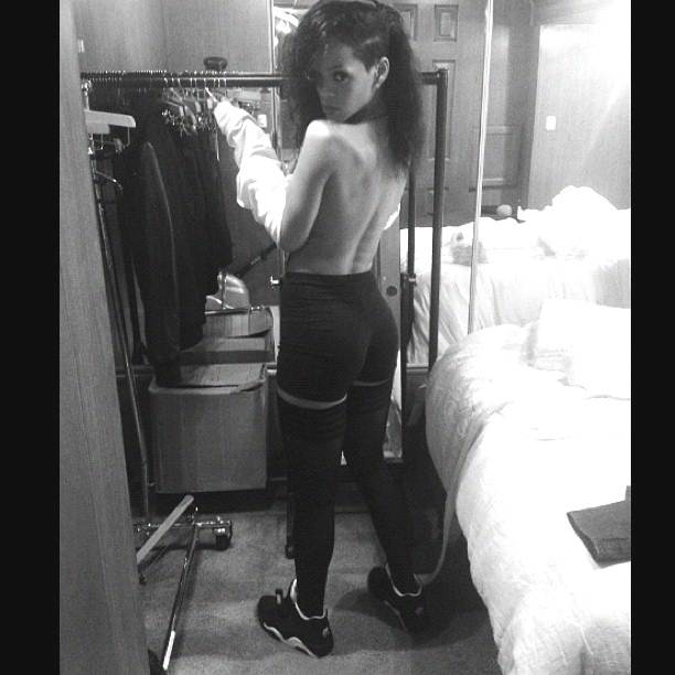 Rihanna publica uma foto sem blusa quando trocava de roupa para sair. "Vida noturna em Londres", escreveu a cantora (25/11/12)