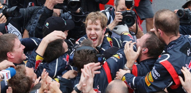 Vettel é abraçado por companheiros de Red Bull após confirmar seu terceiro título - REUTERS/Sergio Moraes