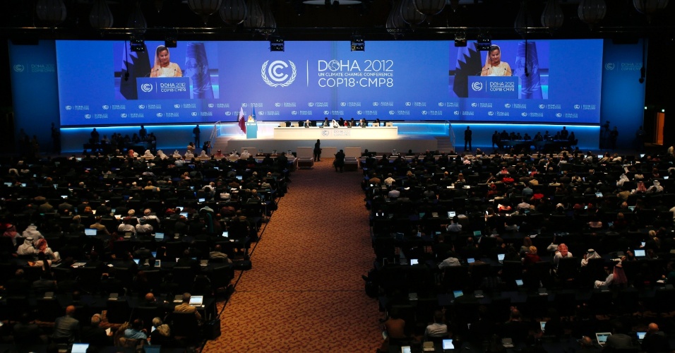26.nov.2012 - Cerca de 17 mil pessoas participaram da abertura da COP 18, a conferência anual da ONU (Organização das Nações Unidas) sobre as Mudanças do Clima, no Centro Nacional de Convenções de Doha, capital do Catar, nesta segunda-feira (26). O objetivo da reunião é decidir o futuro do Protocolo de Kyoto e incluir os grandes poluidores em um acordo de redução da emissão dos gases do efeito estufa previsto para 2015