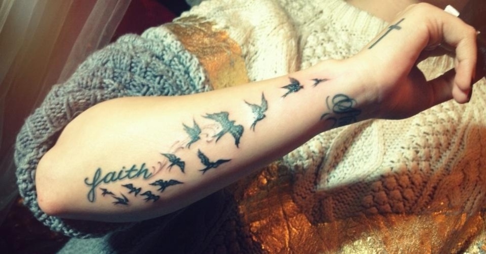 26.nov.2012 - Foto publicada pela cantora Demi Lovato no Twitter mostra sua nova tatuagem, um grupo de pássaros feitos pela tatuadora Kat Von D