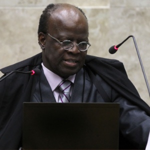 Joaquim Barbosa em sessão do STF nesta segunda-feira - Roberto Jayme/UOL