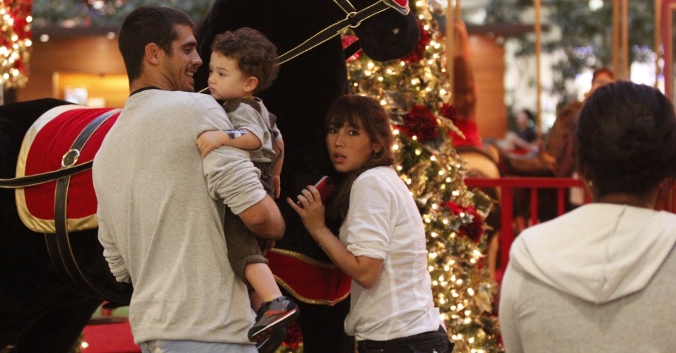 A atriz Daniele Suzuki e o marido levam o filho Kauai para passear em um shopping na região da Barra da Tijuca, no Rio de Janeiro. Durante o passeio, o garoto teve a oportunidade de conhecer o Papai Noel (26/11/12)