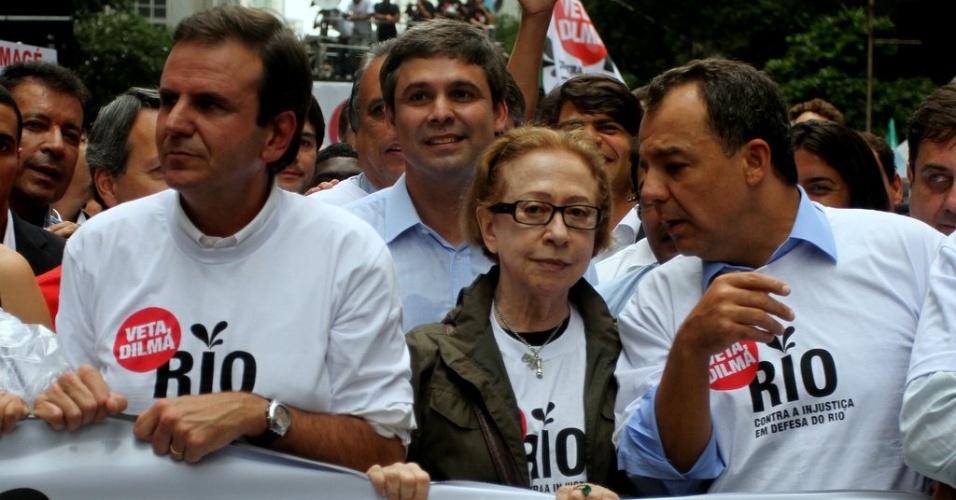 A atriz Fernanda Montenegro participou da passeata "Veta, Dilma" que tem por objetivo manter os royalties do petróleo na cidade do Rio (26/11/12). A manifestação ocorreu no centro da cidade