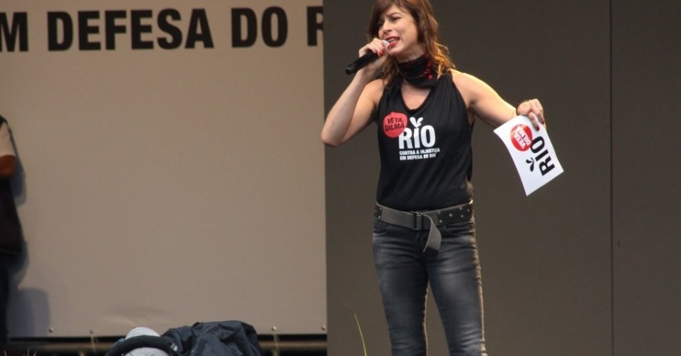 A atriz Maria Paula participou da passeata "Veta, Dilma" que tem por objetivo manter os royalties do petróleo na cidade do Rio (26/11/12). A manifestação ocorreu no centro da cidade