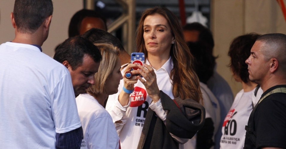 A atriz Mônica Martelli participou da passeata "Veta, Dilma" que tem por objetivo manter os royalties do petróleo na cidade do Rio (26/11/12). A manifestação ocorreu no centro da cidade