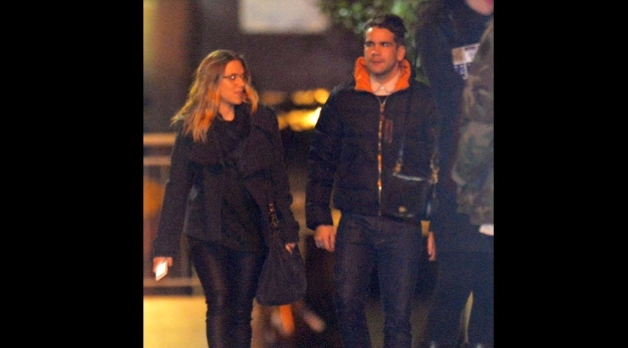 A atriz Scarlett Johansson fez um passeio com seu novo namorado, o jornalista francês Romain Dauriac, por Nova York (21/11/12)