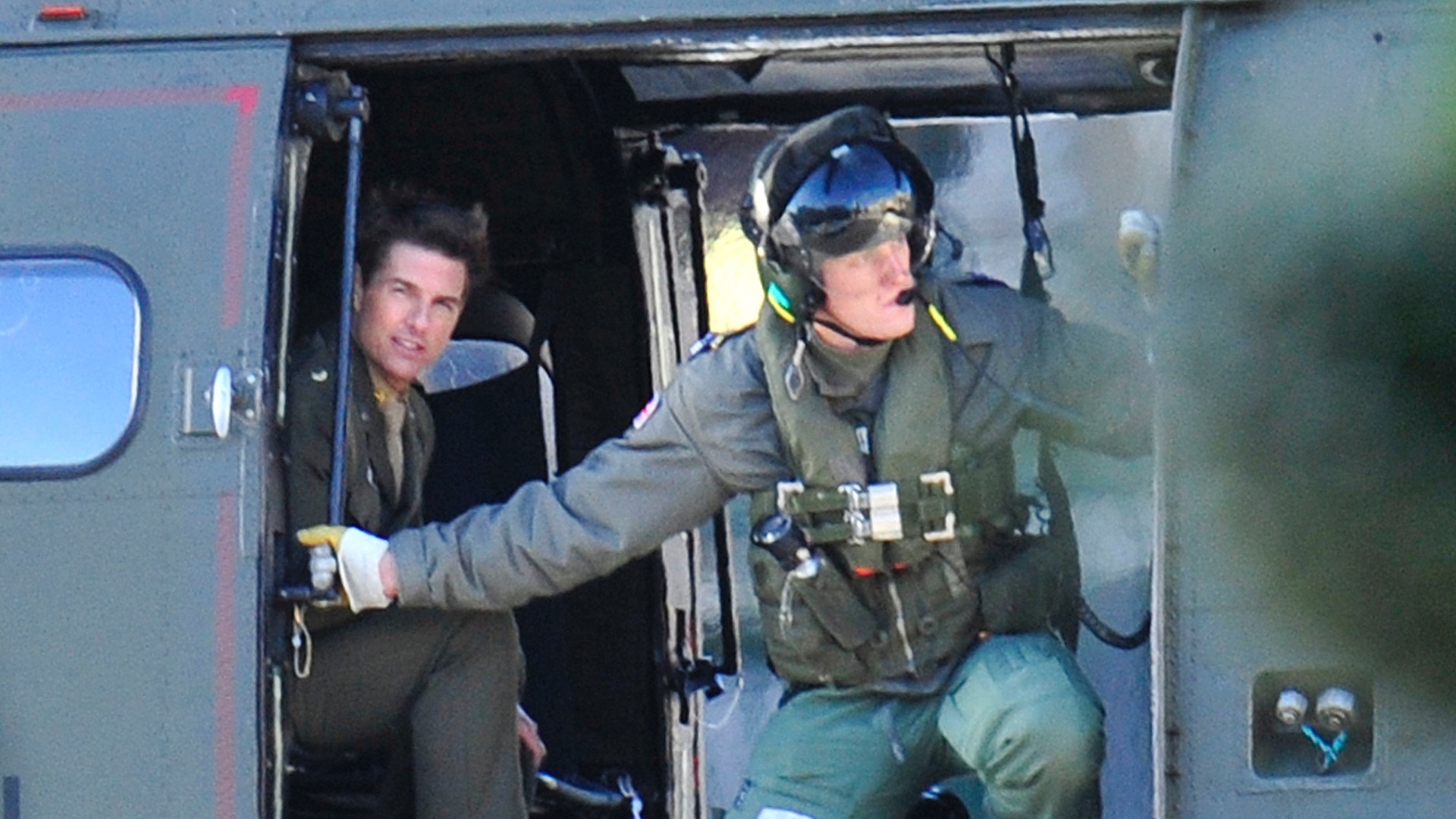 A bordo de um helicóptero, Tom Cruise grava cenas em Londres como o tenente-coronel Bill Corgan para o filme "All You Need is Kill". Baseado no romance de Hiroshi Sakurazaka, o longa estreia em 2014 (25/11/12) - Grosby Group