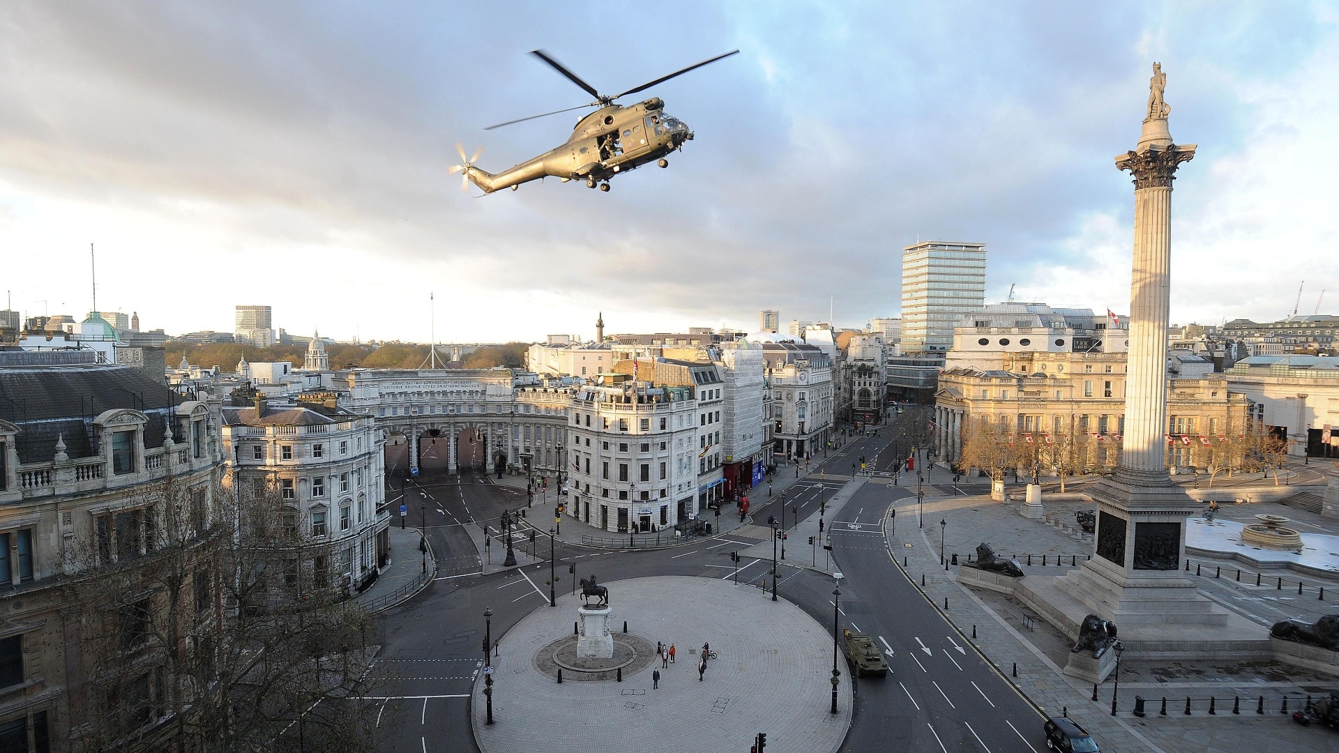 A bordo de um helicóptero, Tom Cruise grava cenas em Londres como o tenente-coronel Bill Corgan para o filme "All You Need is Kill". Baseado no romance de Hiroshi Sakurazaka, o longa estreia em 2014 (25/11/12) - Grosby Group