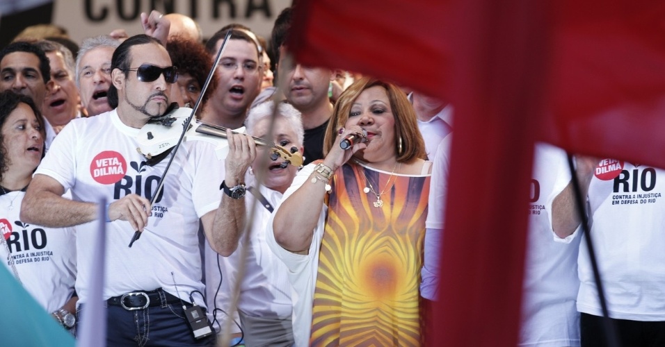 A cantora Alcione participou da passeata "Veta, Dilma" que tem por objetivo manter os royalties do petróleo na cidade do Rio (26/11/12). A manifestação ocorreu no centro da cidade