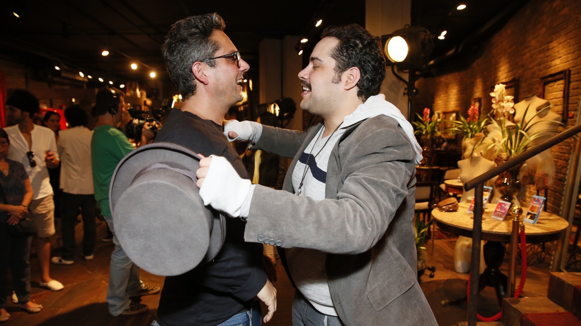 Alexandre Nero cumprimenta Tiago Abravanel na reestreia do espetáculo "Tim Maia Vale Tudo, O Musical" no Theatro Net Rio, na zona sul carioca. Alexandre e Tiago representam os personagens Stenio e Demir, respectivamente, em "Salve Jorge"  (25/11/2012) - AgNews
