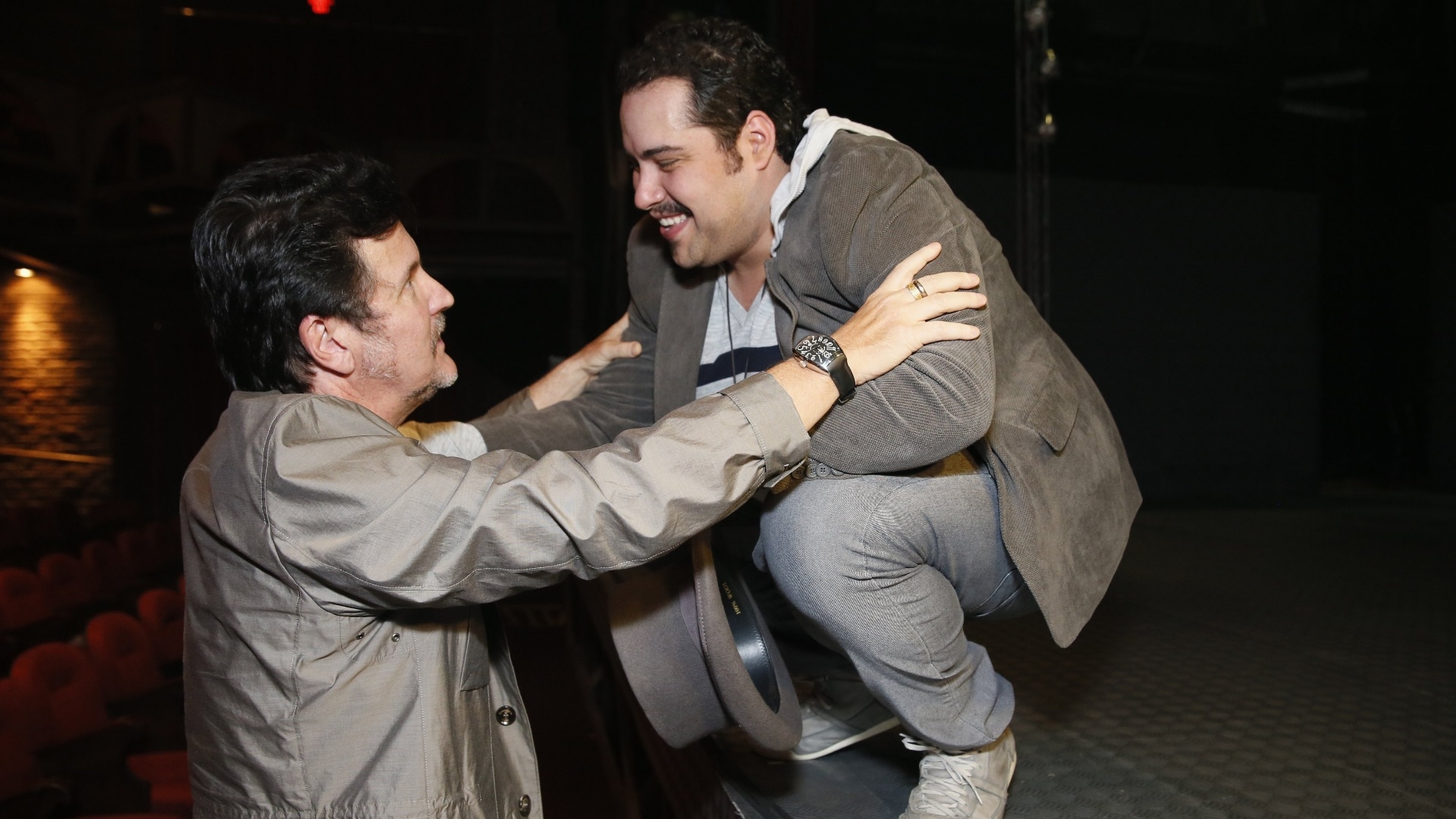 Antonio Calloni abraça Tiago Abravanel na reestreia do espetáculo "Tim Maia Vale Tudo, O Musical" no Theatro Net Rio, na zona sul carioca. Calloni e Tiago representam os personagens Mustafa e Demir, respectivamente, em "Salve Jorge"  (25/11/2012) - AgNews