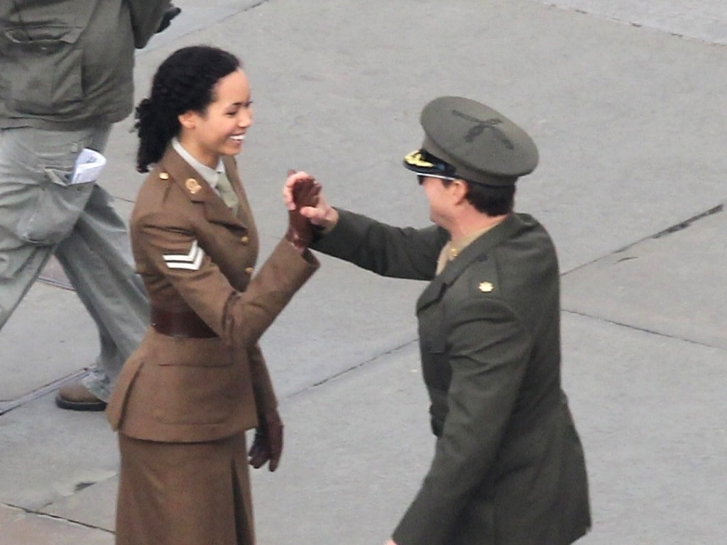 Ao lado de uma figurante, Tom Cruise grava cenas do filme "All You Need is Kill" na Trafalgar Square, em Londres (25/11/12) O longa é baseado no romance do escritor de ficção científica Hiroshi Sakurazaka e tem previsão de estreia em 2014 - Grosby Group