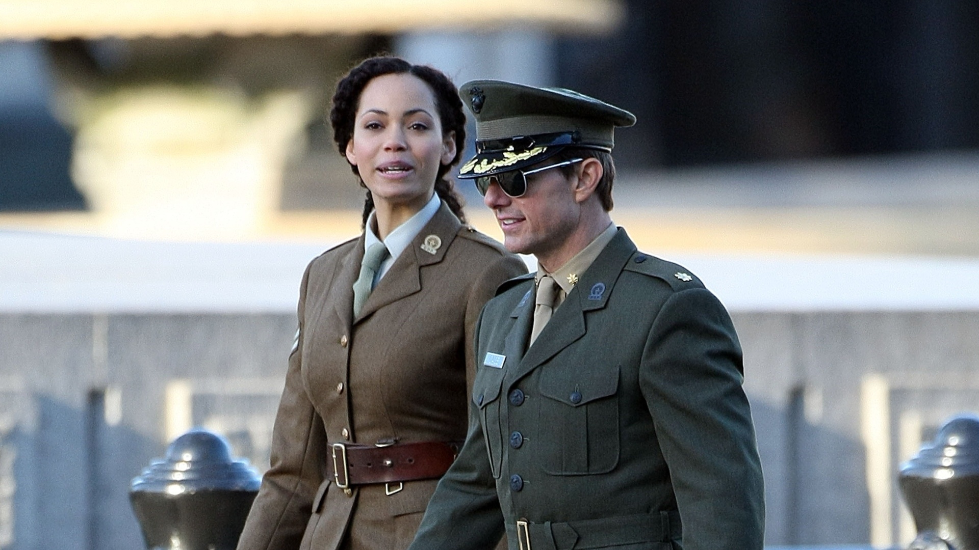 Ao lado de uma figurante, Tom Cruise grava cenas do filme "All You Need is Kill" na Trafalgar Square, em Londres (25/11/12) O longa é baseado no romance do escritor de ficção científica Hiroshi Sakurazaka e tem previsão de estreia em 2014 - Grosby Group