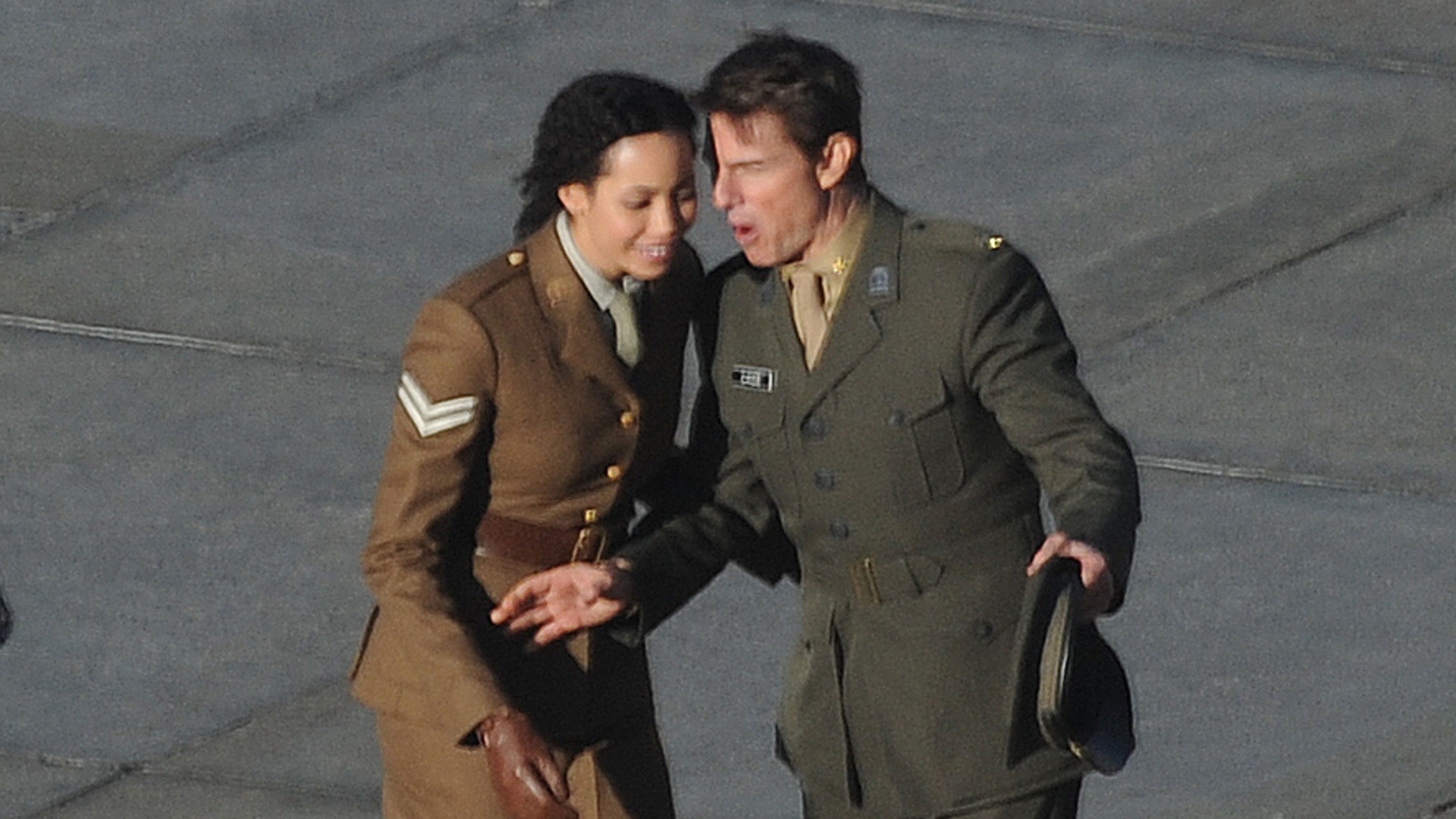 Ao lado de uma figurante, Tom Cruise grava cenas do filme "All You Need is Kill" na Trafalgar Square, em Londres (25/11/12) O longa é baseado no romance do escritor de ficção científica Hiroshi Sakurazaka e tem previsão de estreia em 2014 - Grosby Group
