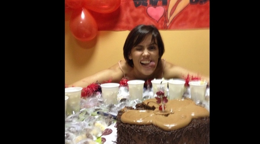 Deborah Secco ganhou festa surpresa da equipe do seriado "Louco por Elas" (26/11/12). A atriz comemora 33 anos nesta segunda-feira