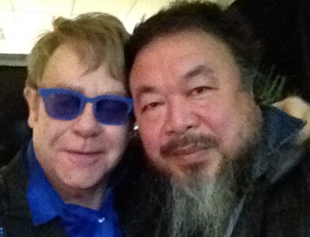 Elton John e o artista Ai Weiwei posam juntos no show que o cantor fez no Estádio Wukesong, em Pequim (25/11/12). Elton dedicou o show a Weiwei - AFP PHOTO/ AI WEIWEI