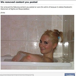 Site postou foto em que cotovelos podem ser confundidos com seios; imagem foi excluída - Reprodução/Daily Mail 
