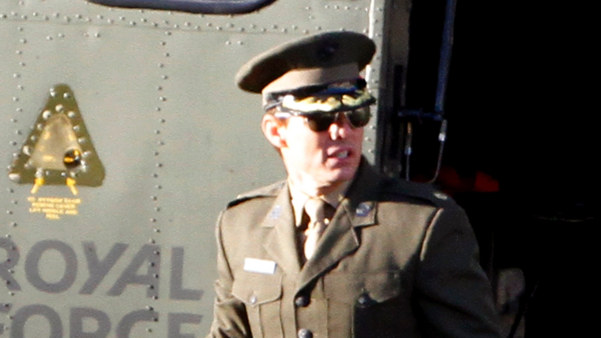Fardado, Tom Cruise grava cenas do filme "All You Need is Kill" na Trafalgar Square, em Londres (25/11/12) No longa, baseado no romance de Hiroshi Sakurazaka, o ator interpreta Bill Cage, um tenente-coronel que luta contra uma invasão de aliens - Grosby Group